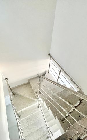 Casa à venda com 145m², 3 quartos e 2 vagas Casa à venda com 145m², 3 quartos e 2 vagasEscada