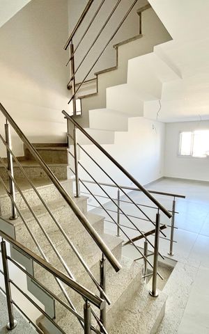 Casa à venda com 145m², 3 quartos e 2 vagas Casa à venda com 145m², 3 quartos e 2 vagasEscada