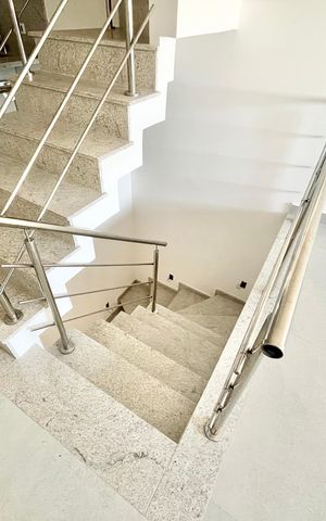 Casa à venda com 145m², 3 quartos e 2 vagas Casa à venda com 145m², 3 quartos e 2 vagasEscada