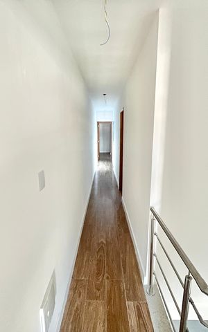 Casa à venda com 145m², 3 quartos e 2 vagas Casa à venda com 145m², 3 quartos e 2 vagasCorredor