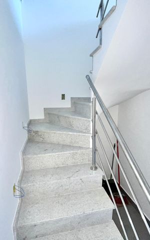 Casa à venda com 145m², 3 quartos e 2 vagas Casa à venda com 145m², 3 quartos e 2 vagasEscada Para Garagem