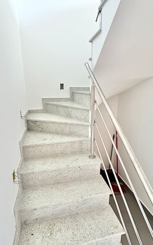Casa à venda com 145m², 3 quartos e 2 vagas Casa à venda com 145m², 3 quartos e 2 vagasEscada Para Garagem