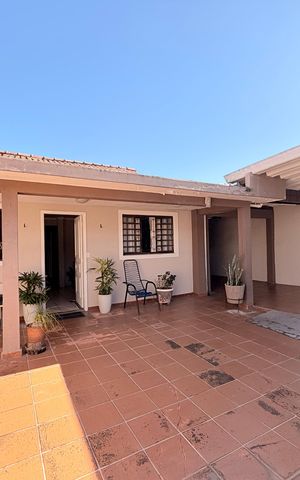 Casa à venda com 200m², 3 quartos e 4 vagasGaragem e frente da casa
