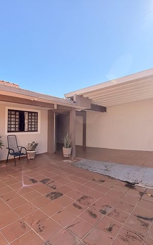Casa à venda com 200m², 3 quartos e 4 vagasGaragem e frente da casa