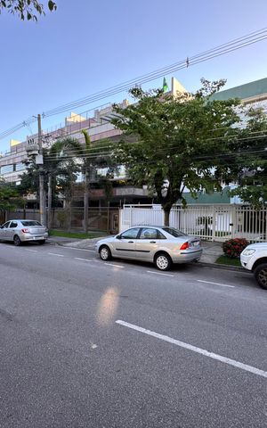 Apartamento para alugar com 260m², 3 quartos e 1 vaga Apartamento para alugar com 260m², 3 quartos e 1 vagaFachada