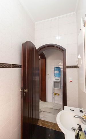 Casa à venda com 261m², 3 quartos e 3 vagas Casa à venda com 261m², 3 quartos e 3 vagasLavabo