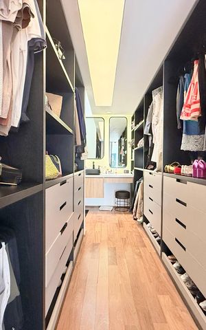 Apartamento à venda com 256m², 4 quartos e 3 vagas Apartamento à venda com 256m², 4 quartos e 3 vagasCloset Suite 1