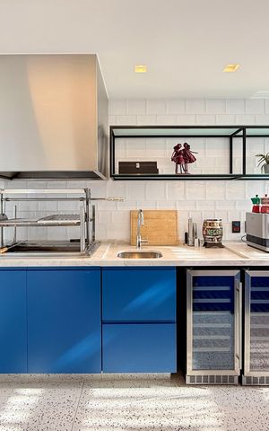 Apartamento à venda com 256m², 4 quartos e 3 vagas Apartamento à venda com 256m², 4 quartos e 3 vagasVaranda Gourmet