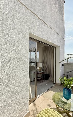 Apartamento à venda com 256m², 4 quartos e 3 vagas Apartamento à venda com 256m², 4 quartos e 3 vagasVaranda