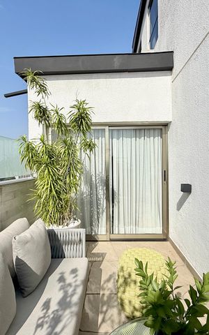 Apartamento à venda com 256m², 4 quartos e 3 vagas Apartamento à venda com 256m², 4 quartos e 3 vagasVaranda