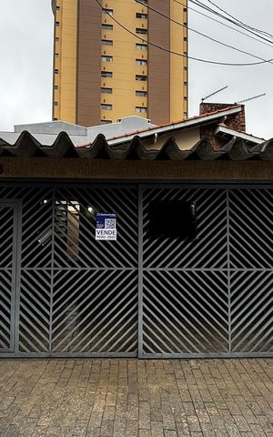 Casa à venda com 136m², 3 quartos e 2 vagas Casa à venda com 136m², 3 quartos e 2 vagasFachada