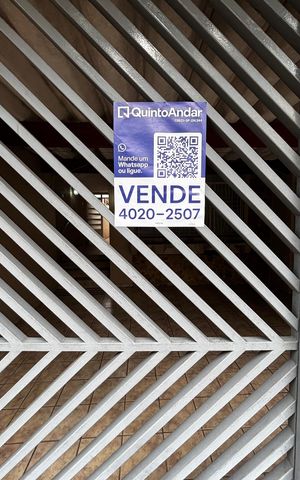 Casa à venda com 136m², 3 quartos e 2 vagas Casa à venda com 136m², 3 quartos e 2 vagasFachada