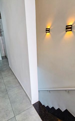 Casa de condomínio para alugar com 74m², 2 quartos e 1 vaga Casa de condomínio para alugar com 74m², 2 quartos e 1 vagaEscada