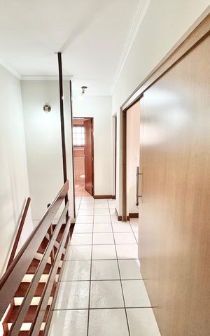 Casa à venda com 226m², 3 quartos e 2 vagas Casa à venda com 226m², 3 quartos e 2 vagasCorredor