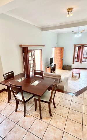 Casa à venda com 226m², 3 quartos e 2 vagas Casa à venda com 226m², 3 quartos e 2 vagasSala de Jantar