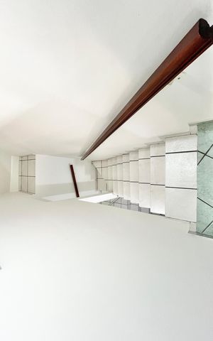 Casa à venda com 226m², 3 quartos e 2 vagas Casa à venda com 226m², 3 quartos e 2 vagasEscada