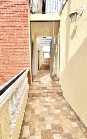 Casa à venda com 226m², 3 quartos e 2 vagas Casa à venda com 226m², 3 quartos e 2 vagasEntrada