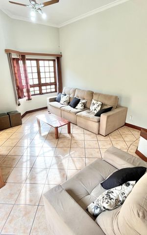 Casa à venda com 226m², 3 quartos e 2 vagas Casa à venda com 226m², 3 quartos e 2 vagasSala