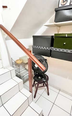Casa à venda com 226m², 3 quartos e 2 vagas Casa à venda com 226m², 3 quartos e 2 vagasEscada