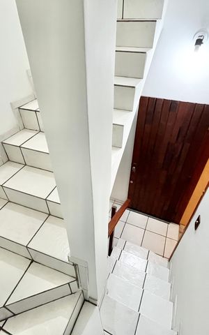 Casa à venda com 226m², 3 quartos e 2 vagas Casa à venda com 226m², 3 quartos e 2 vagasEscada