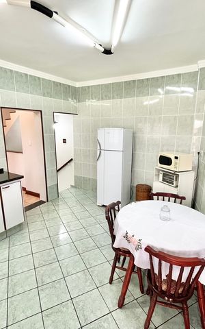 Casa à venda com 226m², 3 quartos e 2 vagas Casa à venda com 226m², 3 quartos e 2 vagasCozinha