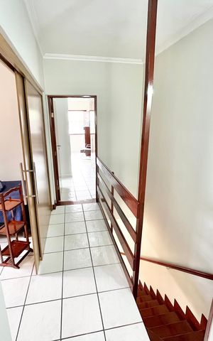 Casa à venda com 226m², 3 quartos e 2 vagas Casa à venda com 226m², 3 quartos e 2 vagasCorredor