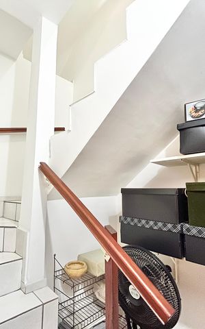 Casa à venda com 226m², 3 quartos e 2 vagas Casa à venda com 226m², 3 quartos e 2 vagasEscada