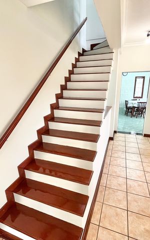 Casa à venda com 226m², 3 quartos e 2 vagas Casa à venda com 226m², 3 quartos e 2 vagasEscada