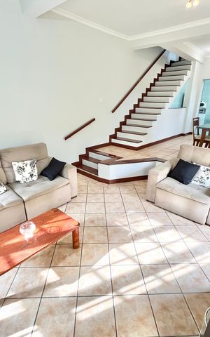 Casa à venda com 226m², 3 quartos e 2 vagas Casa à venda com 226m², 3 quartos e 2 vagasSala
