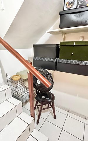 Casa à venda com 226m², 3 quartos e 2 vagas Casa à venda com 226m², 3 quartos e 2 vagasEscada