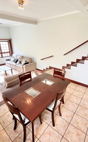 Casa à venda com 226m², 3 quartos e 2 vagas Casa à venda com 226m², 3 quartos e 2 vagasSala de Jantar