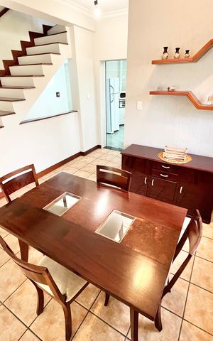 Casa à venda com 226m², 3 quartos e 2 vagas Casa à venda com 226m², 3 quartos e 2 vagasSala de Jantar