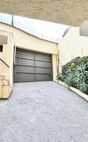 Casa à venda com 226m², 3 quartos e 2 vagas Casa à venda com 226m², 3 quartos e 2 vagasGaragem