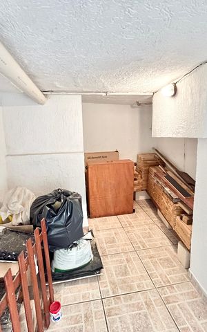 Casa à venda com 226m², 3 quartos e 2 vagas Casa à venda com 226m², 3 quartos e 2 vagasPorão