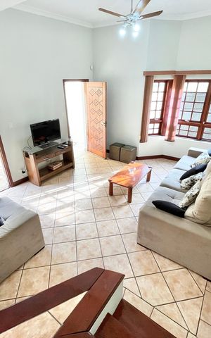 Casa à venda com 226m², 3 quartos e 2 vagas Casa à venda com 226m², 3 quartos e 2 vagasSala