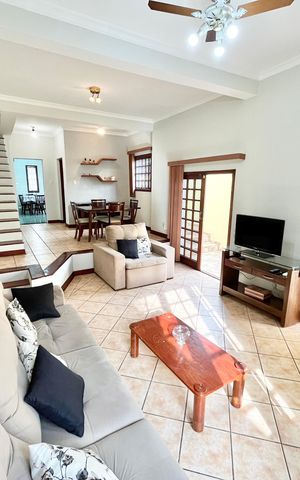 Casa à venda com 226m², 3 quartos e 2 vagas Casa à venda com 226m², 3 quartos e 2 vagasSala
