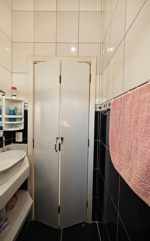 Casa à venda com 244m², 6 quartos e 6 vagas Casa à venda com 244m², 6 quartos e 6 vagasBanheiro Social