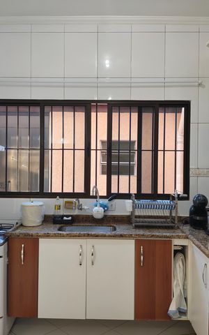 Casa à venda com 244m², 6 quartos e 6 vagas Casa à venda com 244m², 6 quartos e 6 vagasCozinha