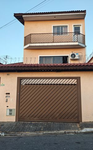 Casa à venda com 244m², 6 quartos e 6 vagas Casa à venda com 244m², 6 quartos e 6 vagasFachada