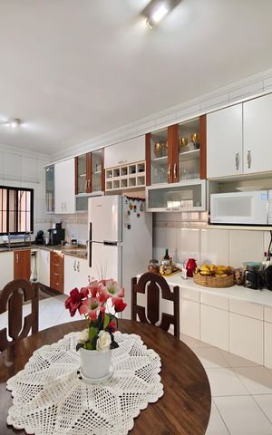 Casa à venda com 244m², 6 quartos e 6 vagas Casa à venda com 244m², 6 quartos e 6 vagasCozinha