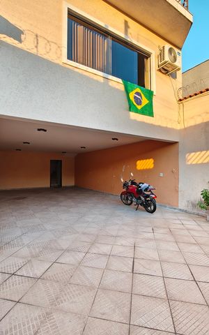 Casa à venda com 244m², 6 quartos e 6 vagas Casa à venda com 244m², 6 quartos e 6 vagasGaragem