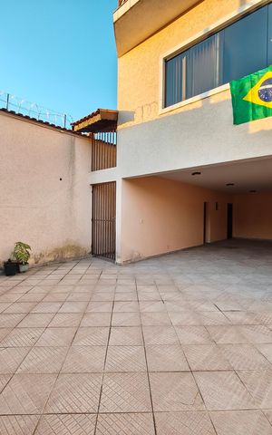 Casa à venda com 244m², 6 quartos e 6 vagas Casa à venda com 244m², 6 quartos e 6 vagasGaragem