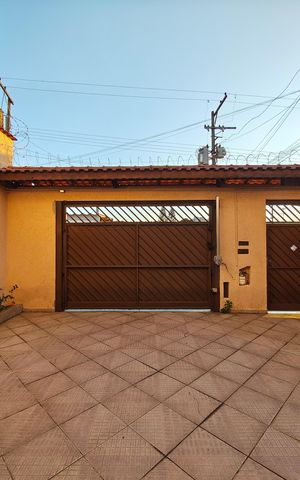 Casa à venda com 244m², 6 quartos e 6 vagas Casa à venda com 244m², 6 quartos e 6 vagasGaragem