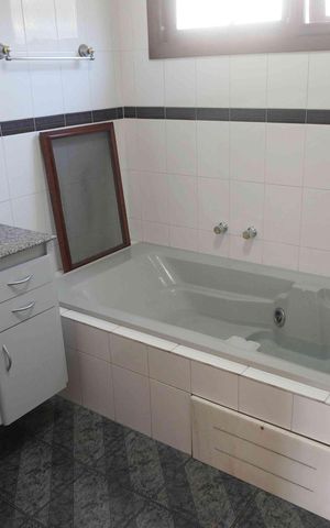 Casa de condomínio à venda com 390m², 4 quartos e 6 vagasBanheiro da Suíte 1