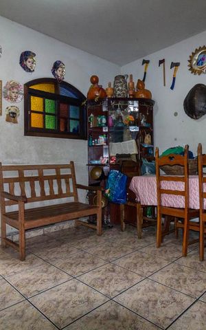 Casa à venda com 248m², 6 quartos e 2 vagas Casa à venda com 248m², 6 quartos e 2 vagasSala