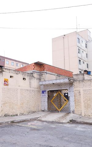 Apartamento para alugar com 43m², 2 quartos e sem vagaPlaca GRANDE instalada na fachada do condomínio, dia 17.09.2026 - Código da placa: EWTB-922