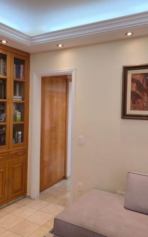 Apartamento à venda com 250m², 4 quartos e 4 vagas Apartamento à venda com 250m², 4 quartos e 4 vagasSala de TV
