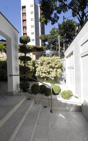 Casa à venda com 291m², 5 quartos e 8 vagasEntrada