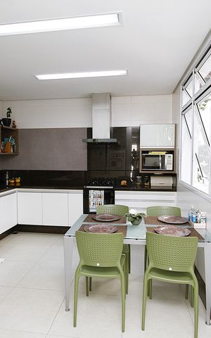 Casa à venda com 291m², 5 quartos e 8 vagasCozinha