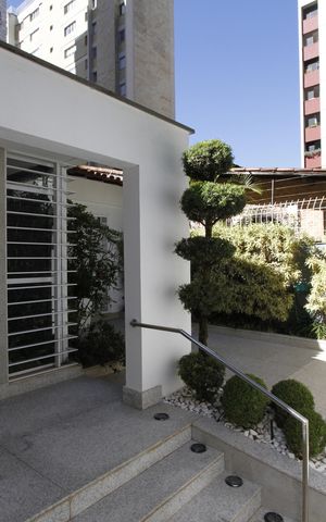 Casa à venda com 291m², 5 quartos e 8 vagasEntrada